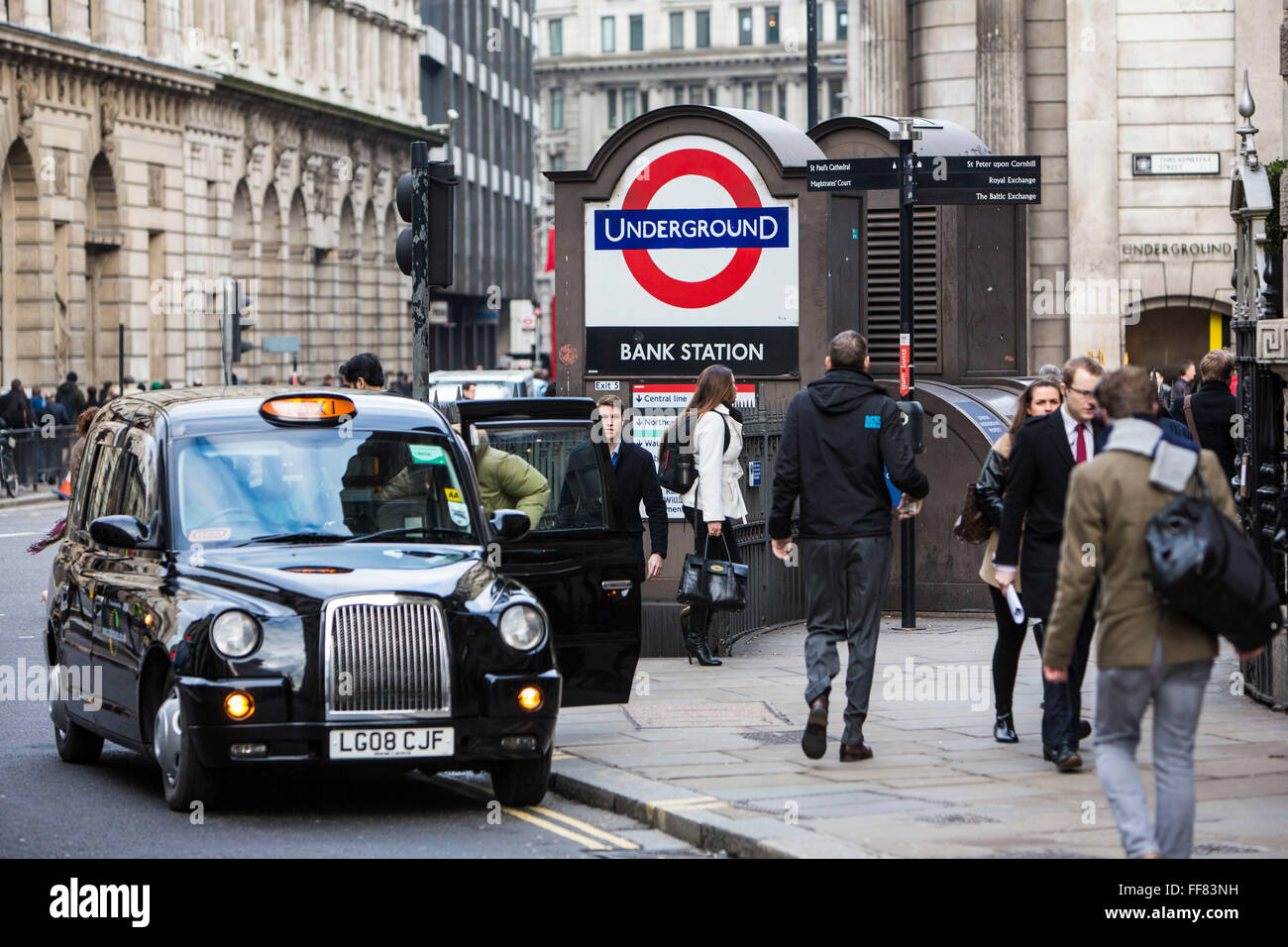 Ein britische Passagier bekommt in ein schwarzes Taxi außerhalb U-Bahnhof Bank in central London, Vereinigtes Königreich.  Die berühmten traditionellen London-Taxis kann sind eine ikonische Bild von London und entweder im Voraus gebucht oder auf der Straße angehalten oder von benannt Taxistände.  Der offizielle Name von Taxis ist Mietpferd Wagen. Stockfoto