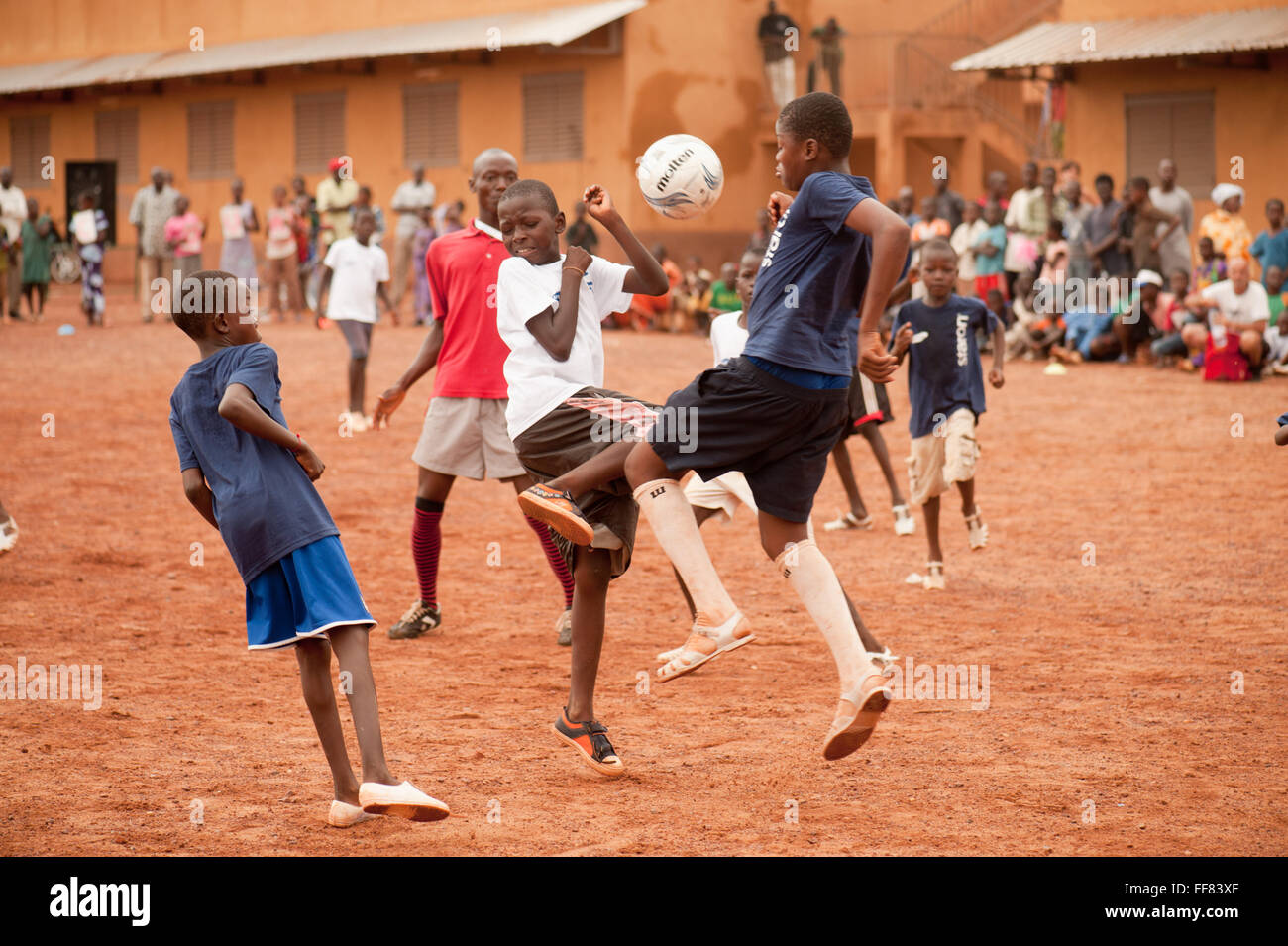 Mali, Afrika - schwarze Menschen spielen Fußball in der Nähe von Bamako Stockfoto