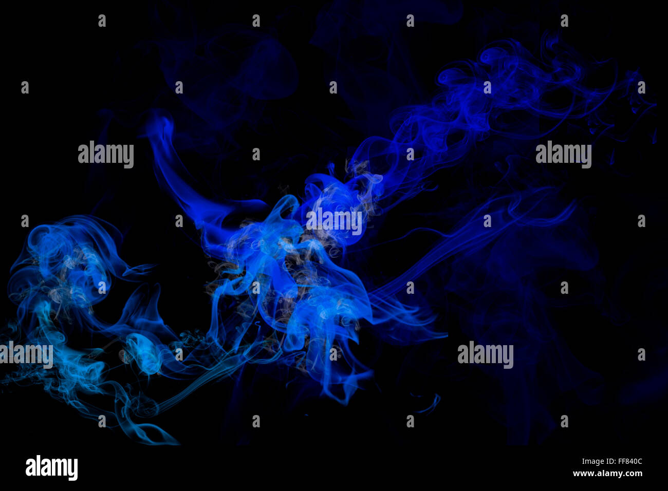 Blauer Rauch Grafik auf schwarzem Hintergrund Stockfoto