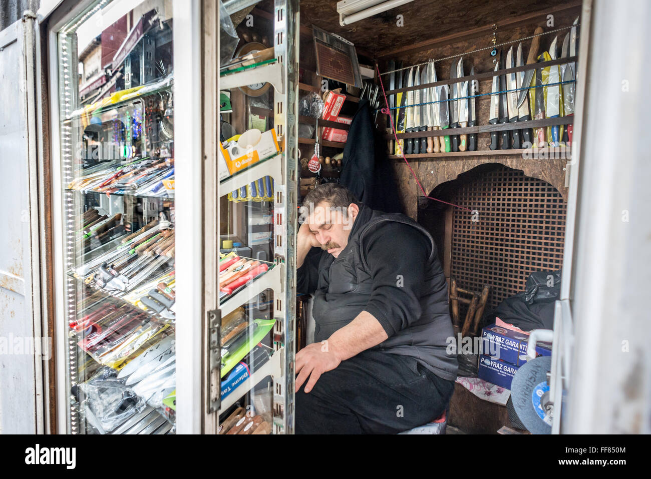 Schlafende Messer-Verkäufer in der Grand Basar von Istanbul, Türkei. Stockfoto