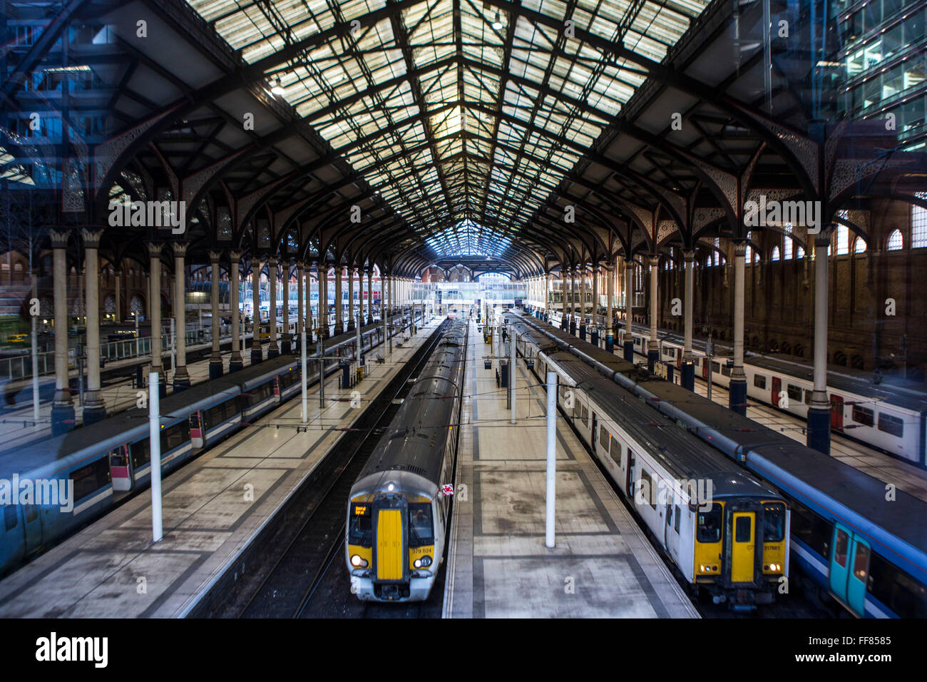 Die Züge warten neben vielen Plattformen zur Liverpool Street Station in London, Vereinigtes Königreich. Diese Station verbindet Eisenbahnstrecken mit anderen öffentlichen Verkehrsmitteln. Stockfoto