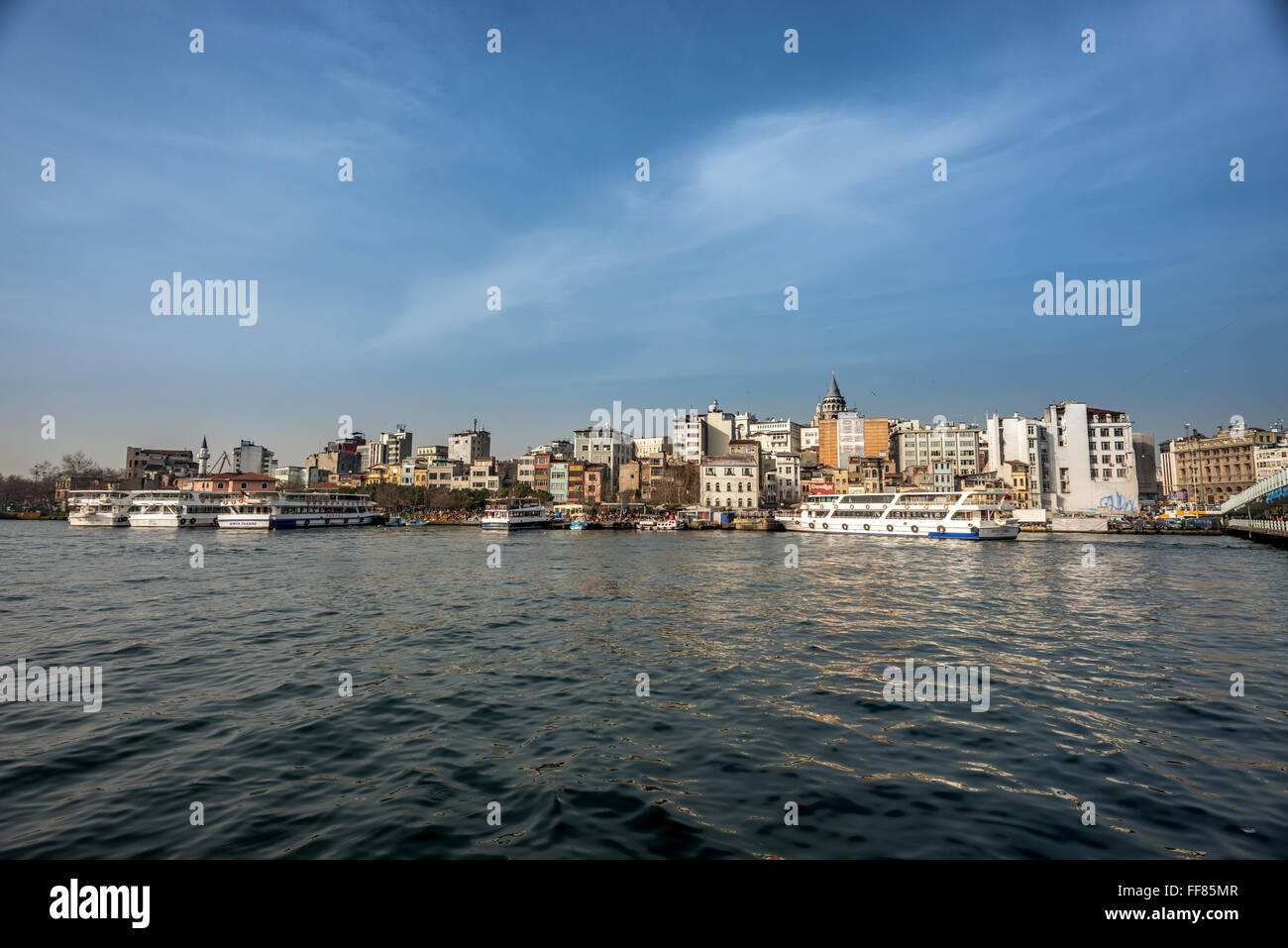 Blick über den Fluss Bosporus in Richtung Galata und der Galata-Turm in Istanbul, Türkei. Stockfoto