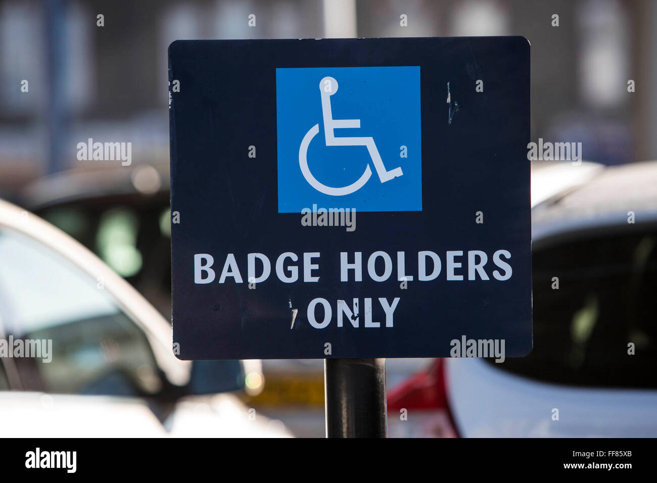 Behindertenausweises Inhaber Zeichen auf dem Parkplatz eines Supermarktes, Stoke Newington. London, UK. Stockfoto