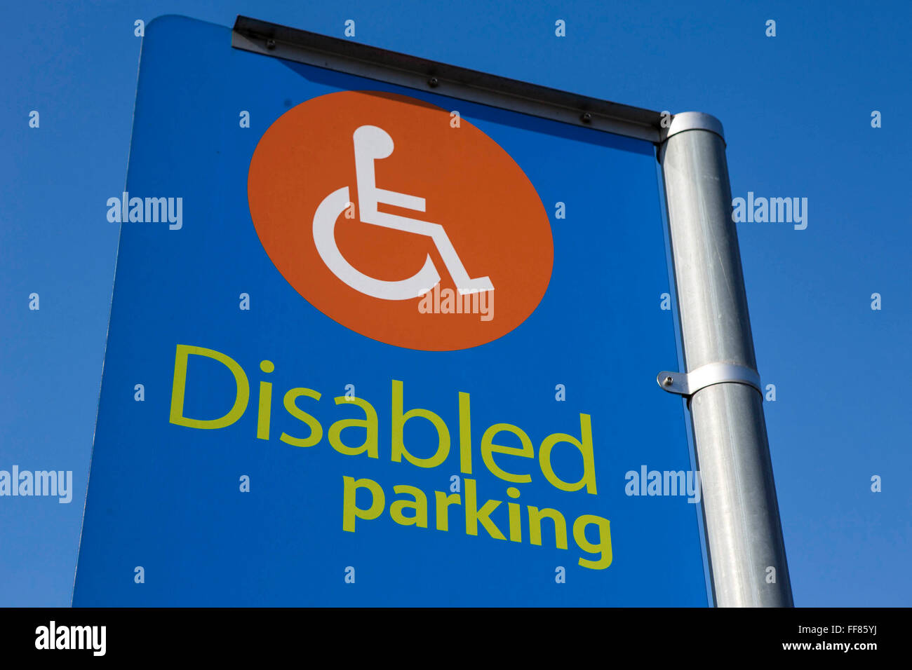 Behindertenausweises Inhaber unterzeichnet auf dem Parkplatz von Tesco Supermarkt, Edmunton. London, Stockfoto