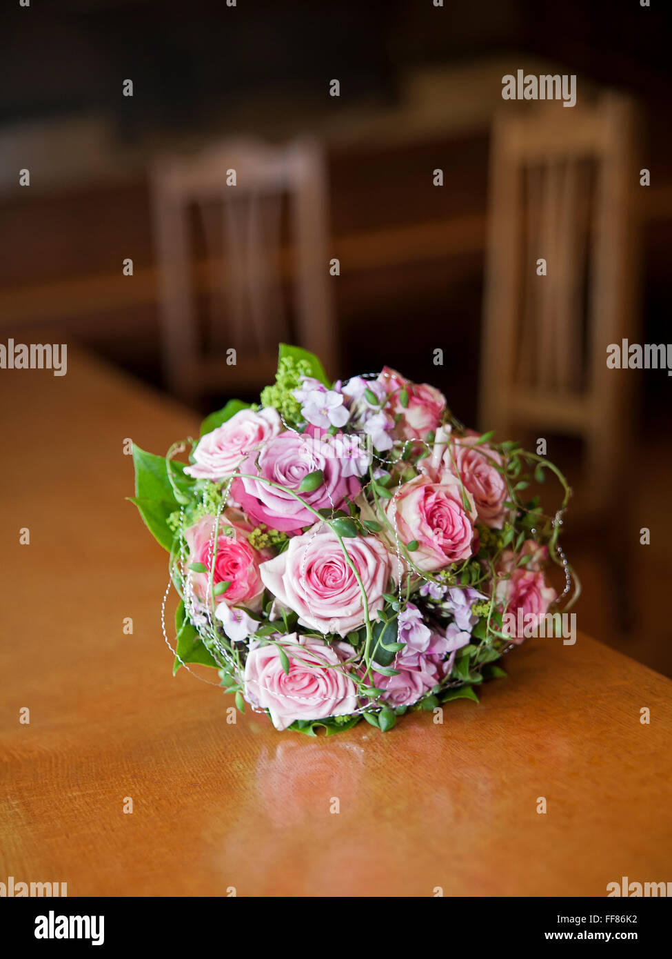 Brautstrauß mit bunten Rosen auf einem Tisch Stockfoto