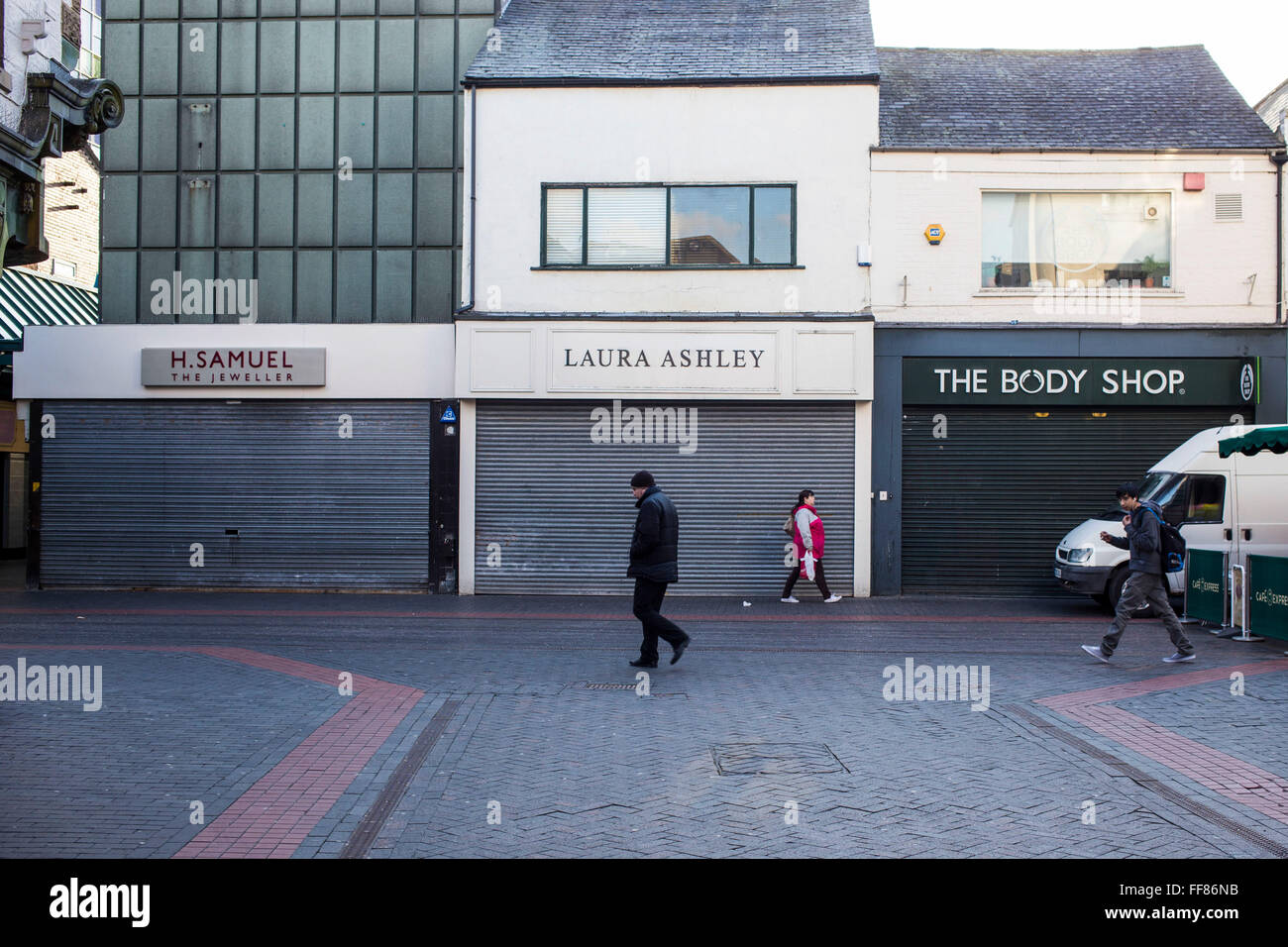 Eine Reihe von berühmten britischen High Street Geschäfte, The Body Shop, Laura Ashley und H Samuel in Middlesborough Stadtzentrum, North Yorkshire, Vereinigtes Königreich.  Alle Geschäfte sind mit den Fensterläden unten geschlossen. Stockfoto