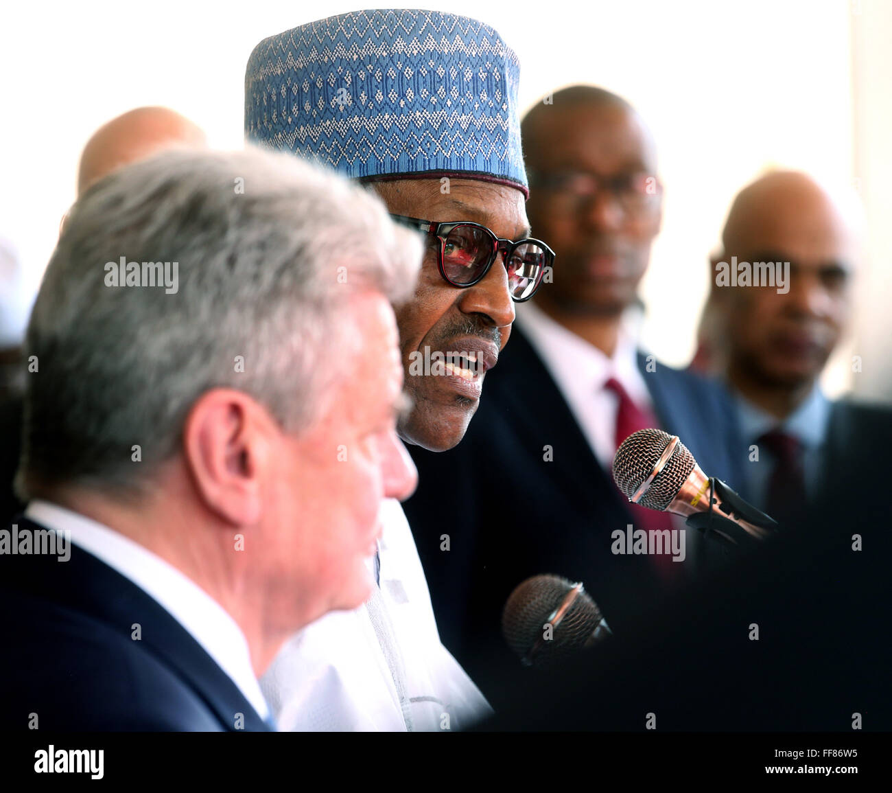 Abuja, Nigeria. 10. Februar 2016. Nigerian President Muhammadu Buhari (R) und deutsche Staatspräsident Joachim Gauck beantworten Fragen nach ihren Gesprächen in Abuja, Nigeria, 10. Februar 2016. Gauck ist auf einer fünftägigen Staatsbesuch in Nigeria. Foto: Wolfgang Kumm/Dpa/Alamy Live News Stockfoto Abuja, Nigeria. 10. Februar 2016. Nigerian President Muhammadu Buhari (R) und deutsche Staatspräsident Joachim Gauck beantworten Fragen nach ihren Gesprächen in Abuja, Nigeria, 10. Februar 2016. Gauck ist auf einer fünftägigen Staatsbesuch in Nigeria. Foto: Wolfgang Kumm/Dpa/Alamy Live News Stockfoto