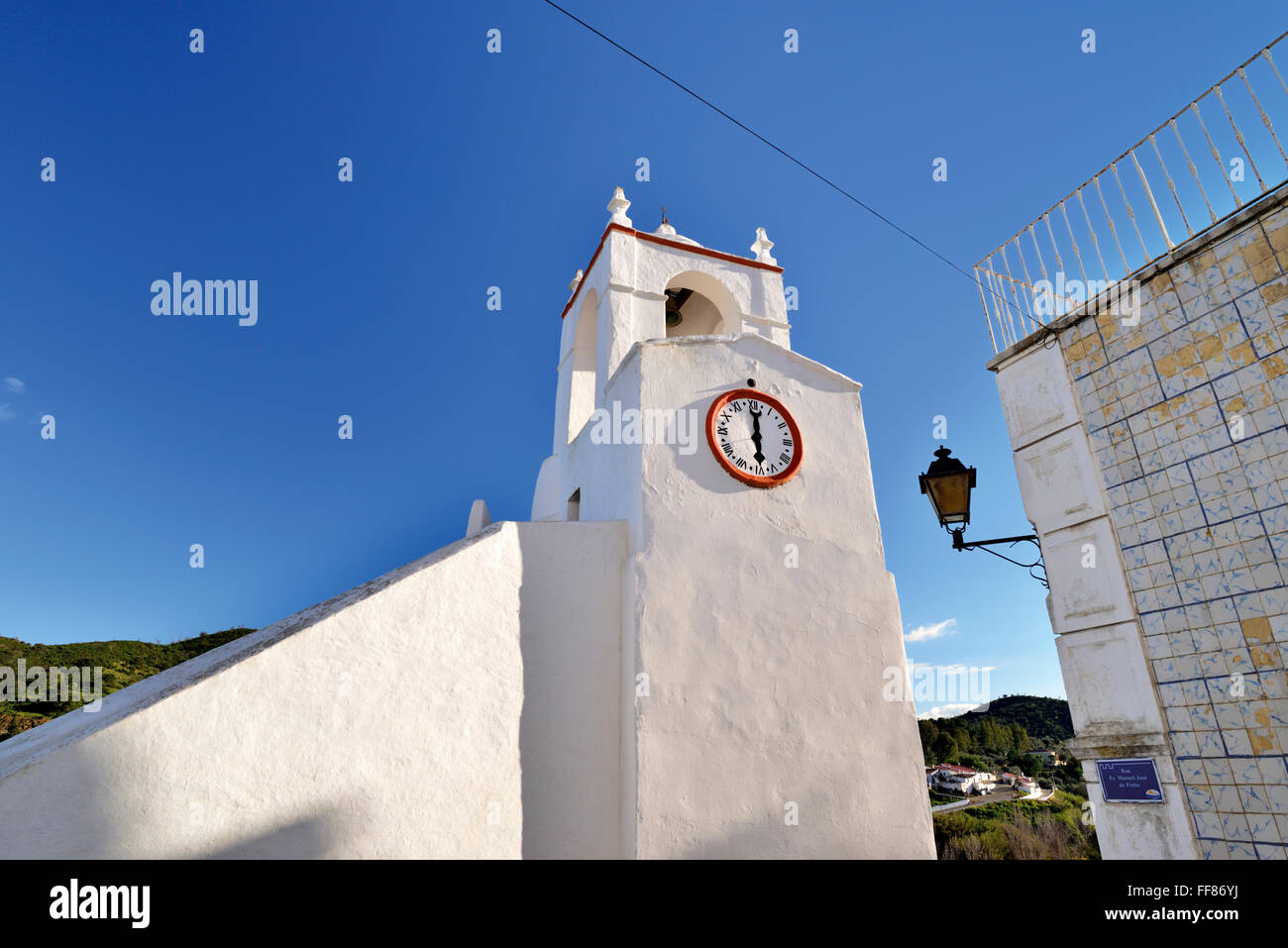 Portugal, Alentejo: Unten Sie, Blick auf den mittelalterlichen Turm Torre Relógio in historischen Dorf Mértola zu tun Stockfoto