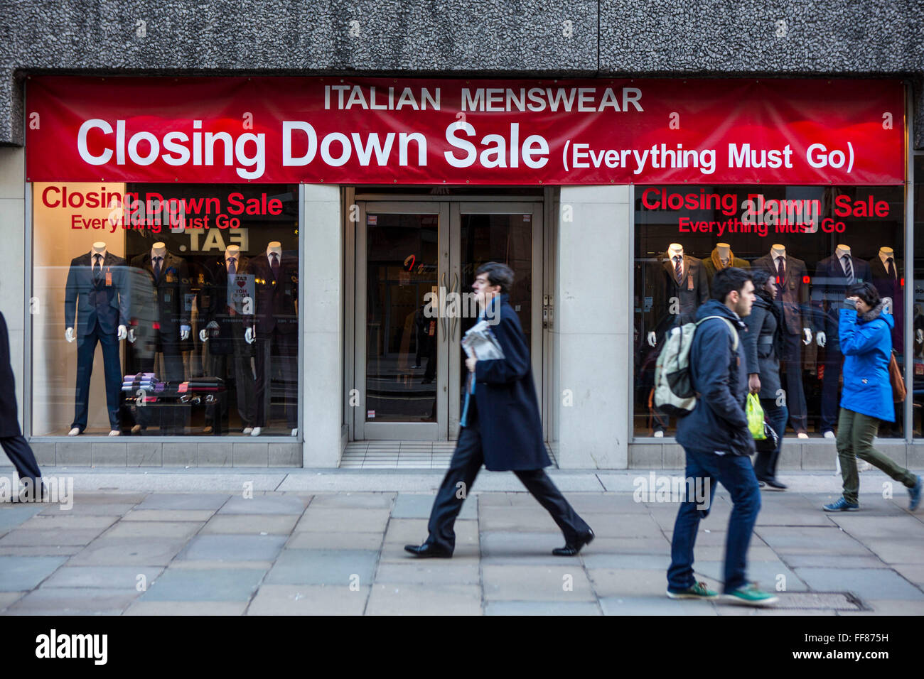Eine italienische Herrenmode Einzelhandel speichern hosting ein schließen auf Verkauf in Moorgate, zentrales London, Vereinigtes Königreich. Viele Einzelhandelsgeschäfte haben schlecht während der Finanzkrise gelitten und mussten schließen. Stockfoto