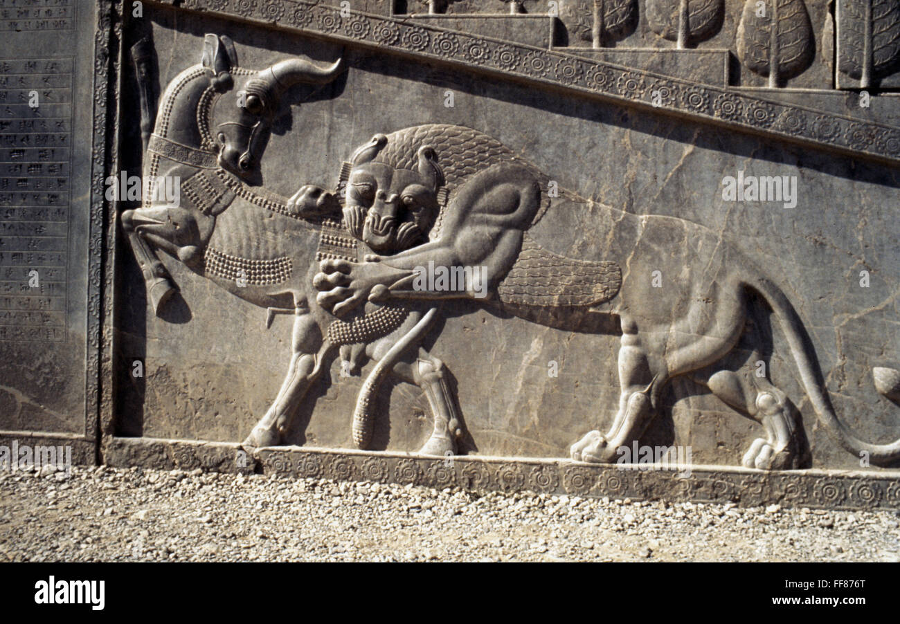 PERSISCHE FLACHRELIEF. /nBeasts in Konflikt auf Steinmauer der Audienzsaal in Persepolis. Stockfoto