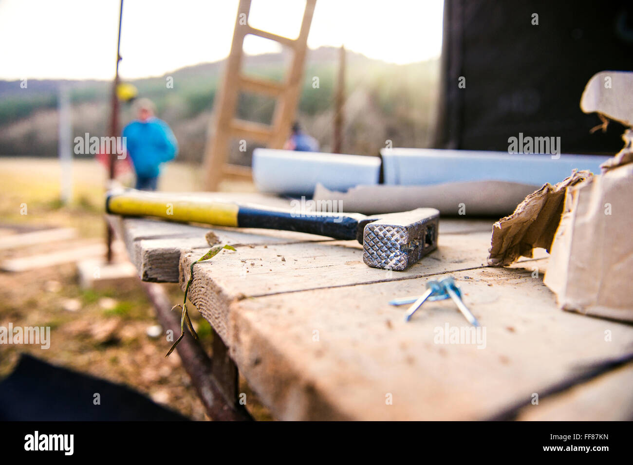 Hammer, Nägel auf Holzbrettern außerhalb auf Baustelle Stockfoto