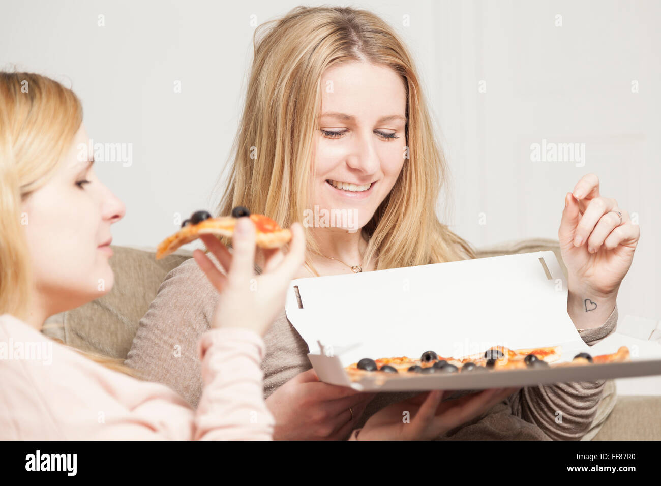 Freundinnen Essen pizza Stockfoto