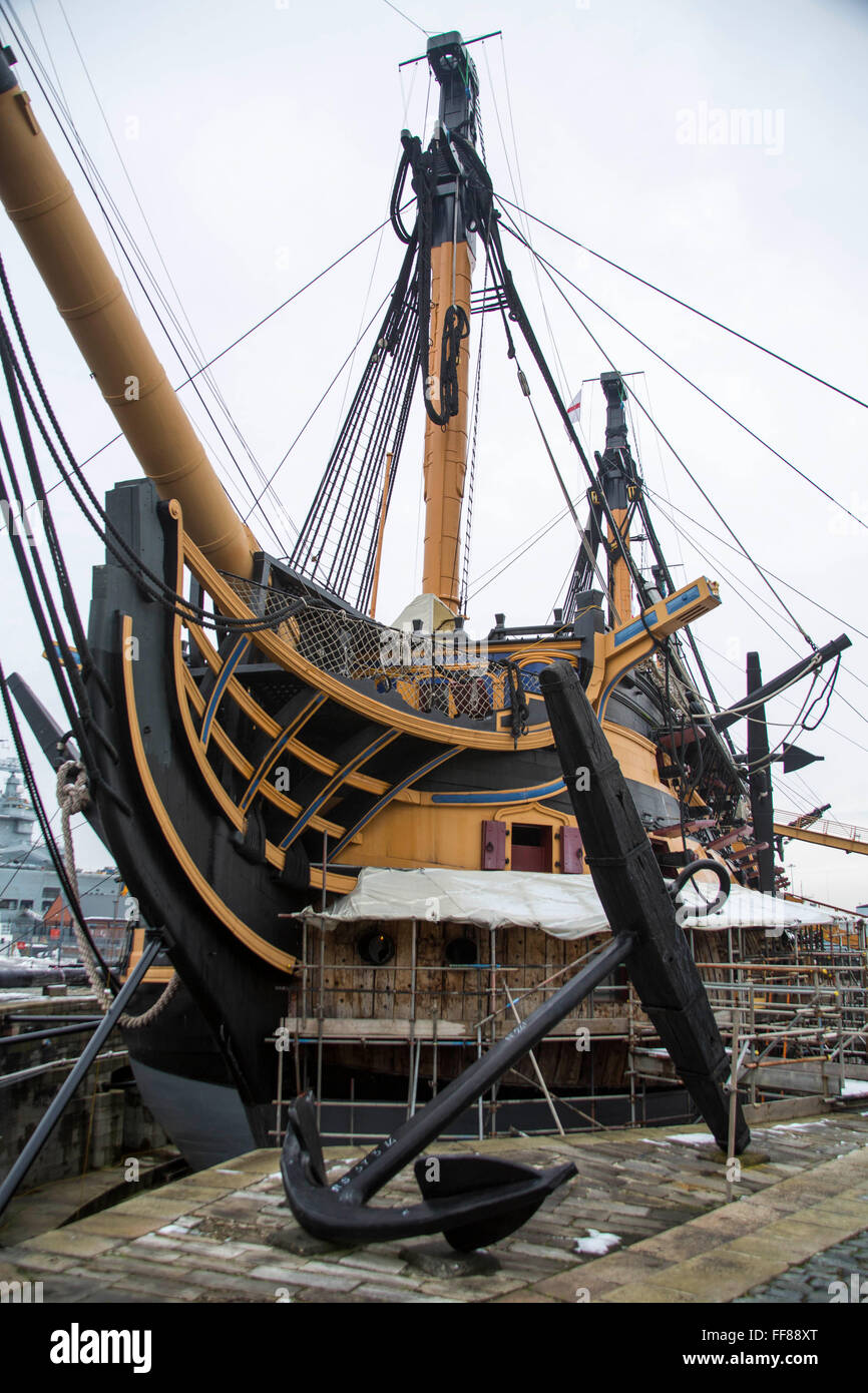 Berühmteste Kriegsschiff der britischen Royal Navy, HMS Victory derzeit Restaurierung als ein lebendiges Museum in Portsmouth Historic Dockyard, Hampshire, UK.  Das Schlachtschiff ist berühmt als Flaggschiff von Admiral Lord Nelson in der Schlacht von Trafalgar 1805. Der große Anker ist auf dem Display. Stockfoto