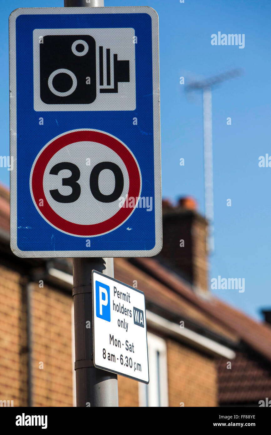 Eine Geschwindigkeit Kamera Warnschild am Waldweg neben einer double-Speed-Kamera. Walthamstow, London. Stockfoto