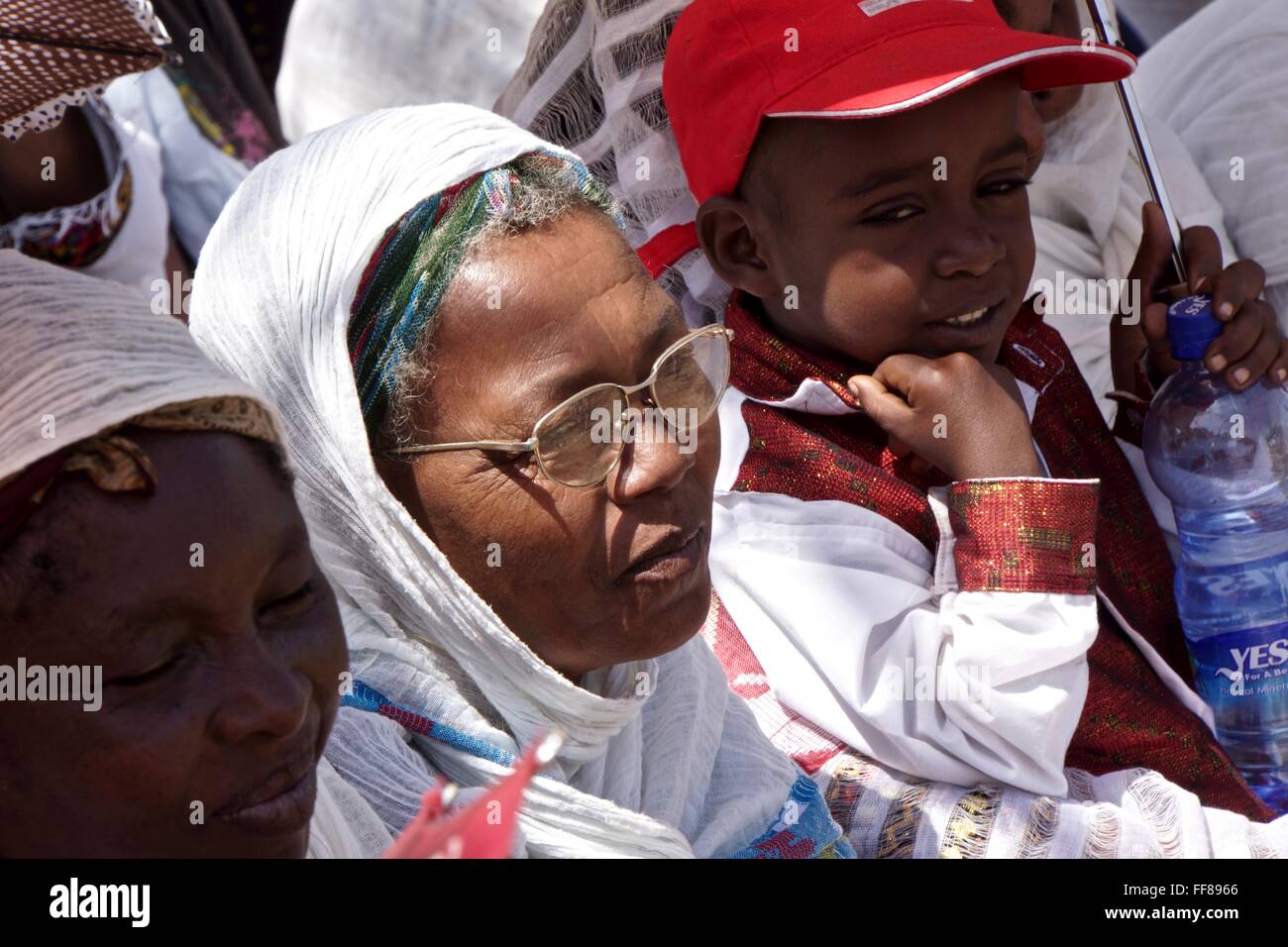 Gläubigen erwarten außerhalb einer Kirche in der afrikanischen Sonne. Stockfoto