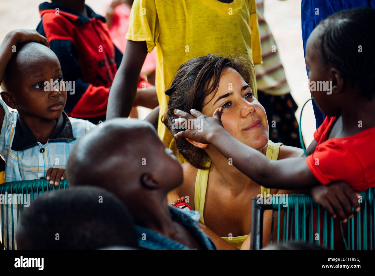 Mali, Afrika. Kaukasische Frau Spaß mit schwarzen Kindern in einem Dorf in der Nähe von Bamako Stockfoto