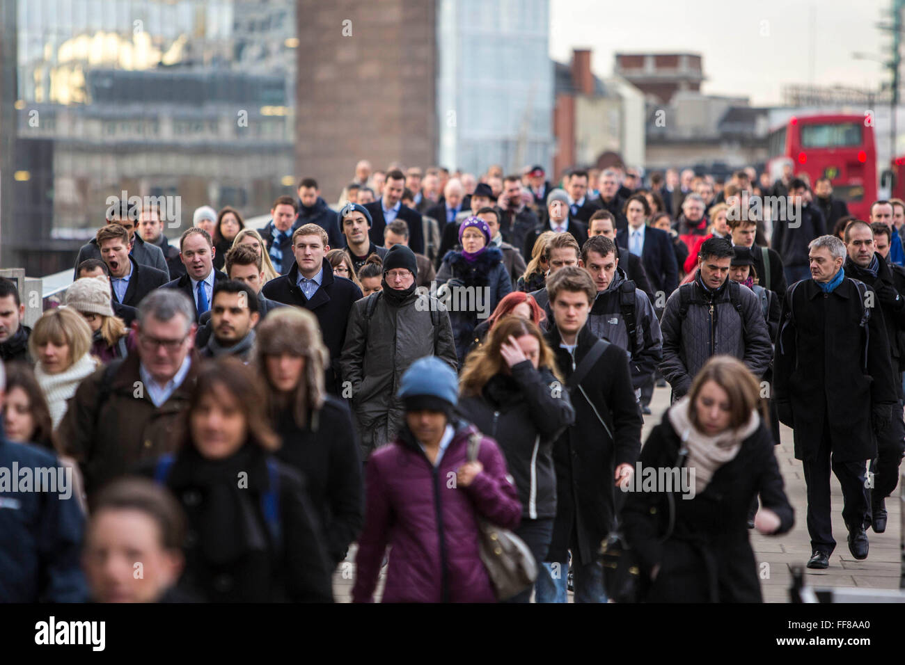 Pendler Fuß über London Brücke zu erhalten zu arbeiten in der City of London, UK. Tausende von Pendlern in London Bridge Station jeden Tag ankommen und Fuß zur Arbeit. Stockfoto