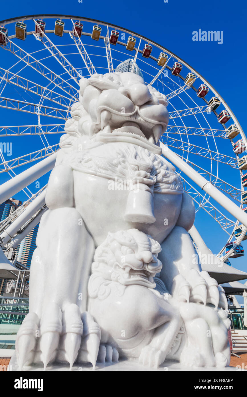 China, Hongkong, Central, Löwenstatue und Hong Kong Riesenrad Stockfoto