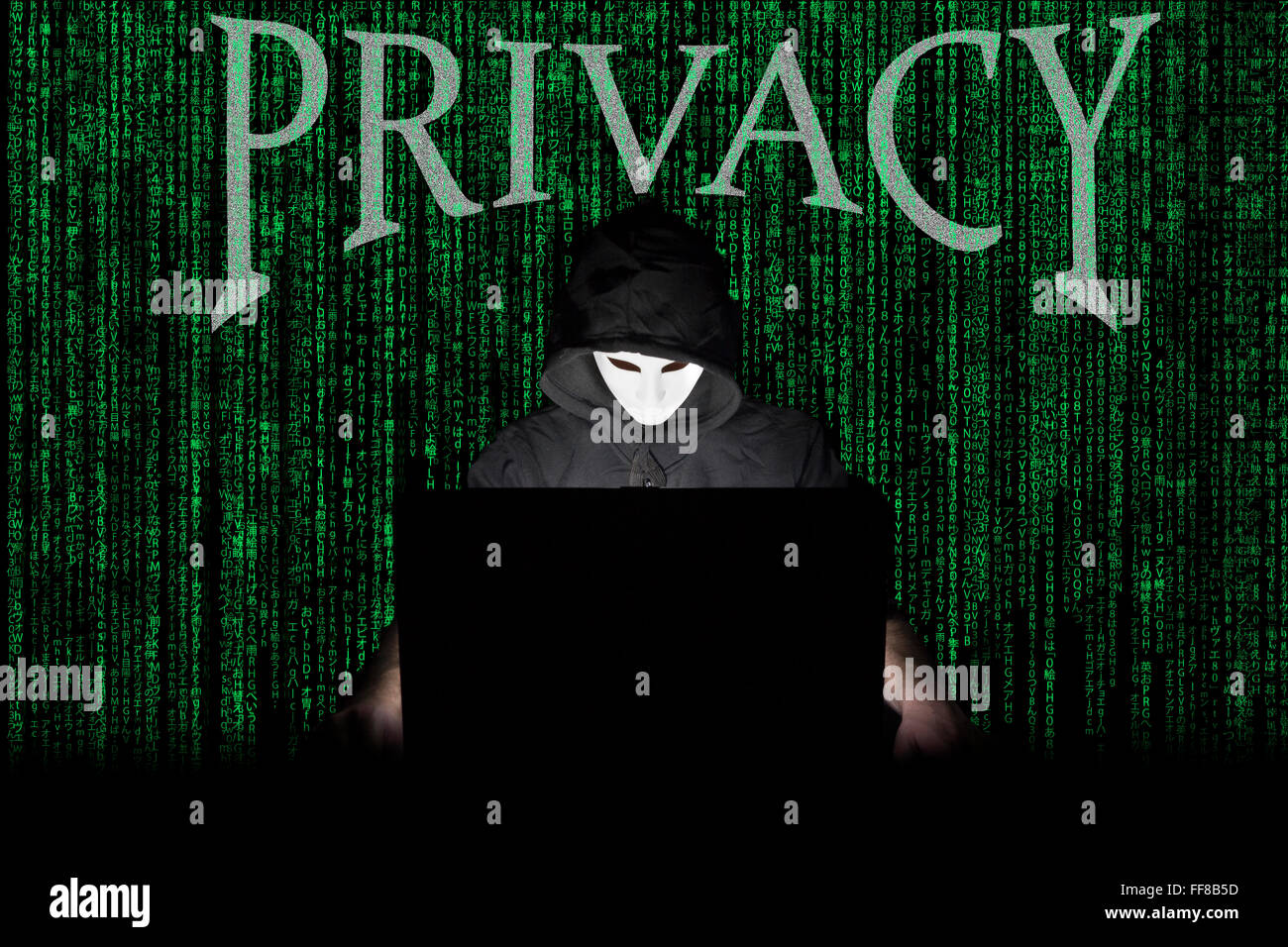 Ein maskierter Mann auf einen Laptop als Symbol für die Gefahren des Internets. Stockfoto
