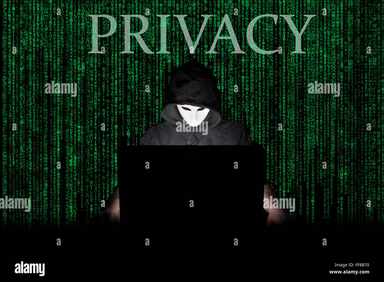 Ein maskierter Mann auf einen Laptop als Symbol für die Gefahren des Internets. Stockfoto