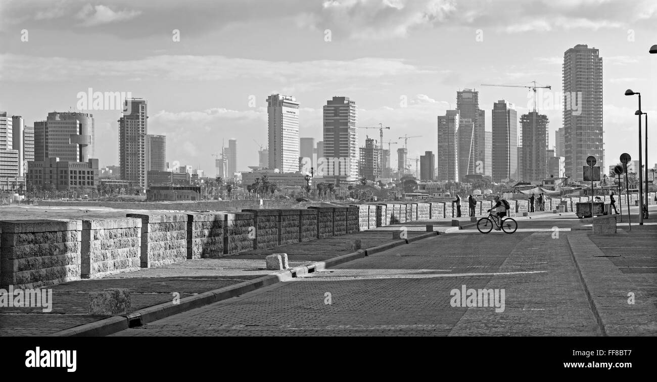 TEL AVIV, ISRAEL - 2. März 2015: Der Uferpromenade unter alten Jaffa und Tel Aviv Morgen. Stockfoto