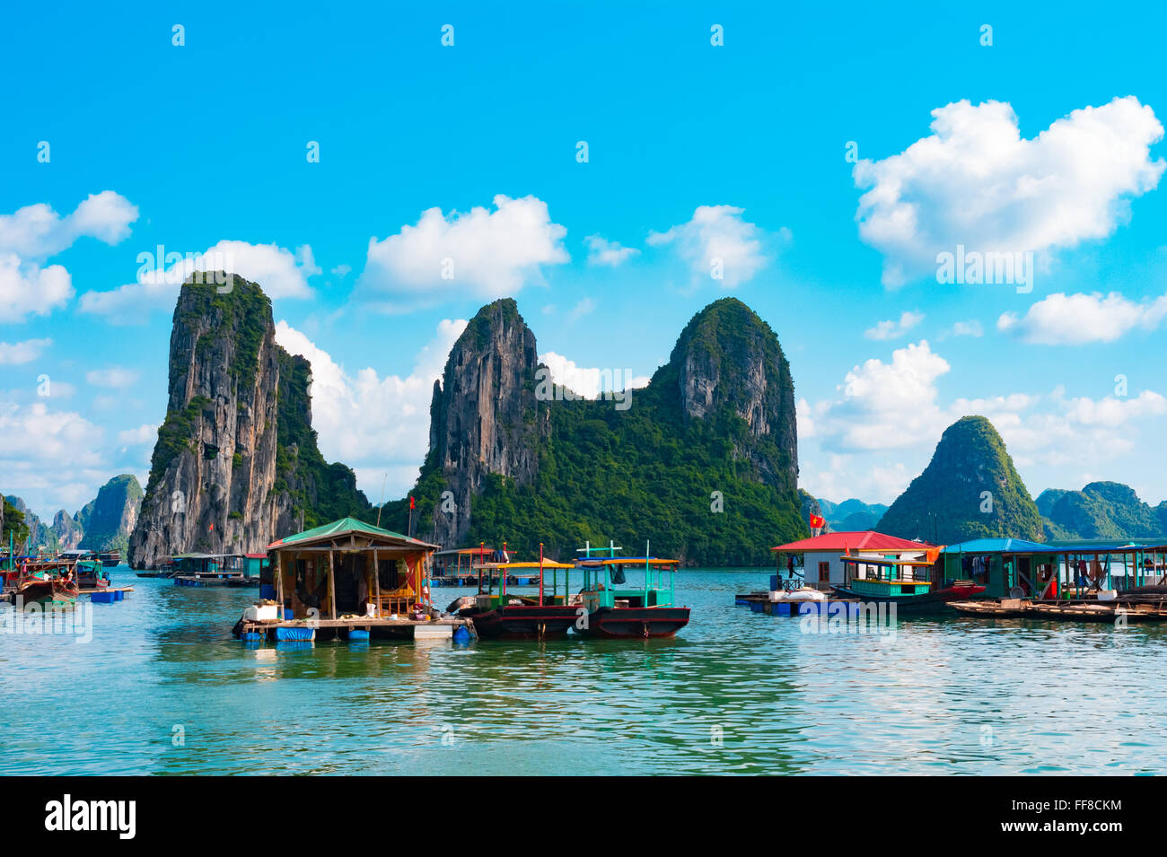 Schwimmenden Fischerdorf in Halong Bucht, Vietnam, Südostasien Stockfoto