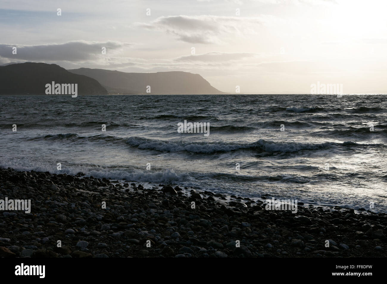 Die Berge in der Ferne über dem Meer von West Strand genommen, Llandudno, North Wales. Stockfoto