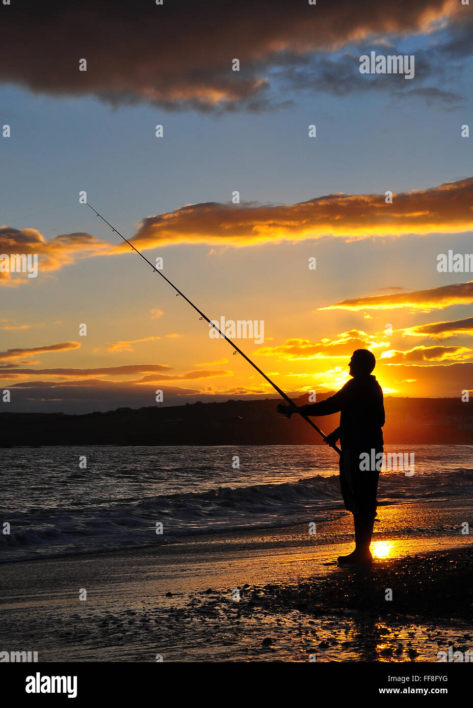 Ozean Fischer wartet auf ein Aufholen, während die Sonne auf Garrettstown Strand, County Cork, Irland mit Kopie Raum, ideal Buch setzt. Stockfoto