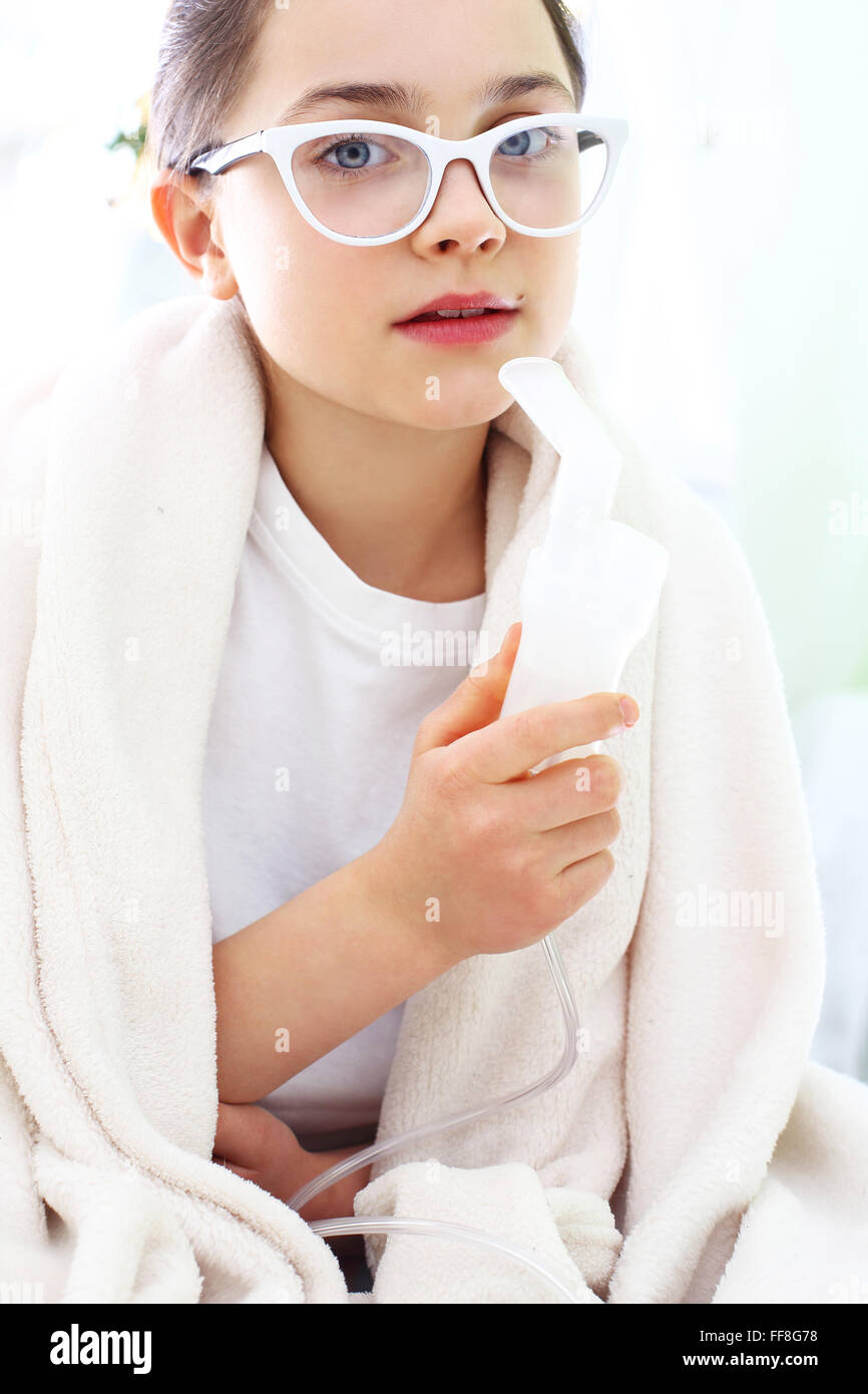 Das Mädchen in der Behandlung von etablierten Inhalation Maske einatmen Stockfoto