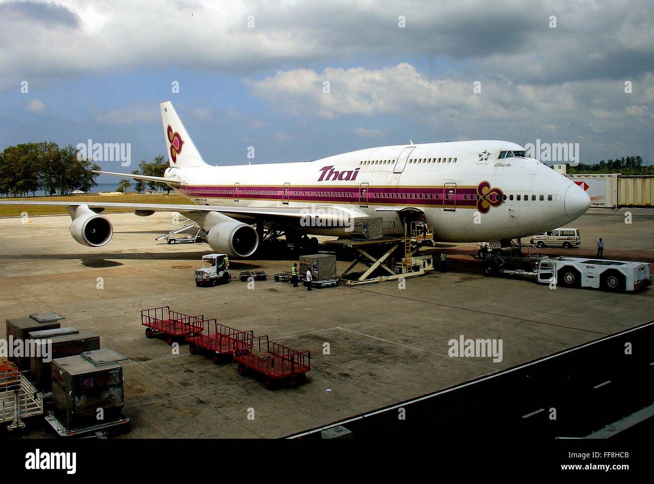 Phuket Thailand Royal Thai Airways Boeing 747 Fur Den Flug Nach Bangkok Sitzen Auf Dem Rollfeld Vorbereitet Stockfotografie Alamy