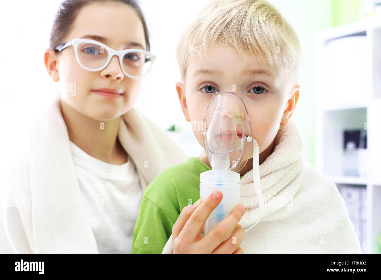 Erkältung oder Grippe? Geschwister-Inhalation während der Behandlung zu Hause Stockfoto