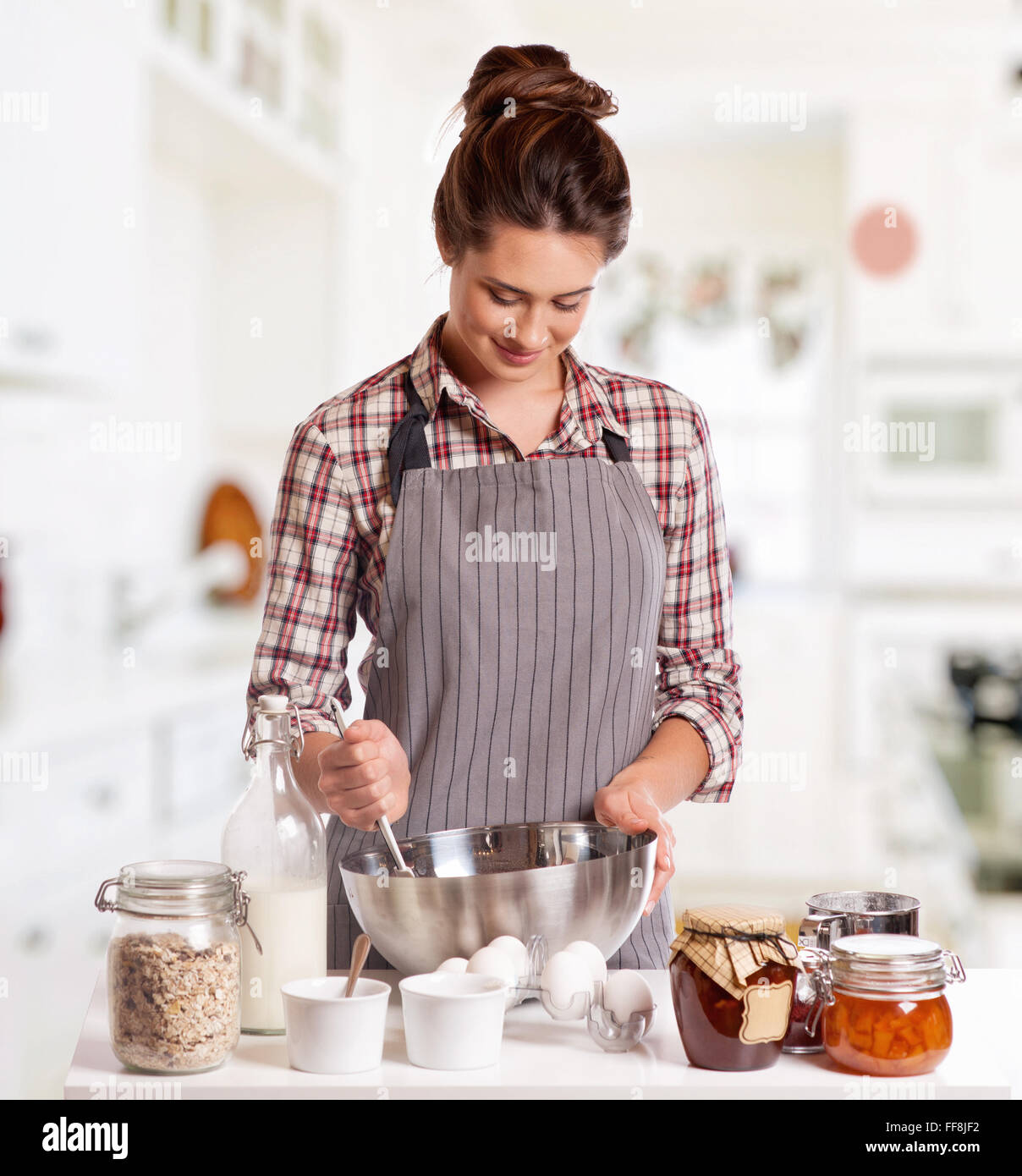 Glückliche Frau in ihrer Küche Backen Stockfoto