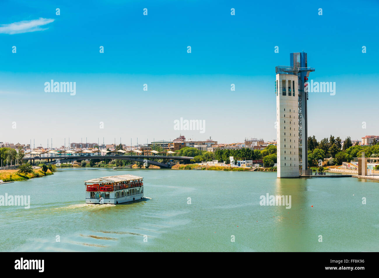 Sevilla, Spanien - 24. Juni 2015: Kreuzfahrtschiff schwimmend im Fluss Guadalquivir Stockfoto
