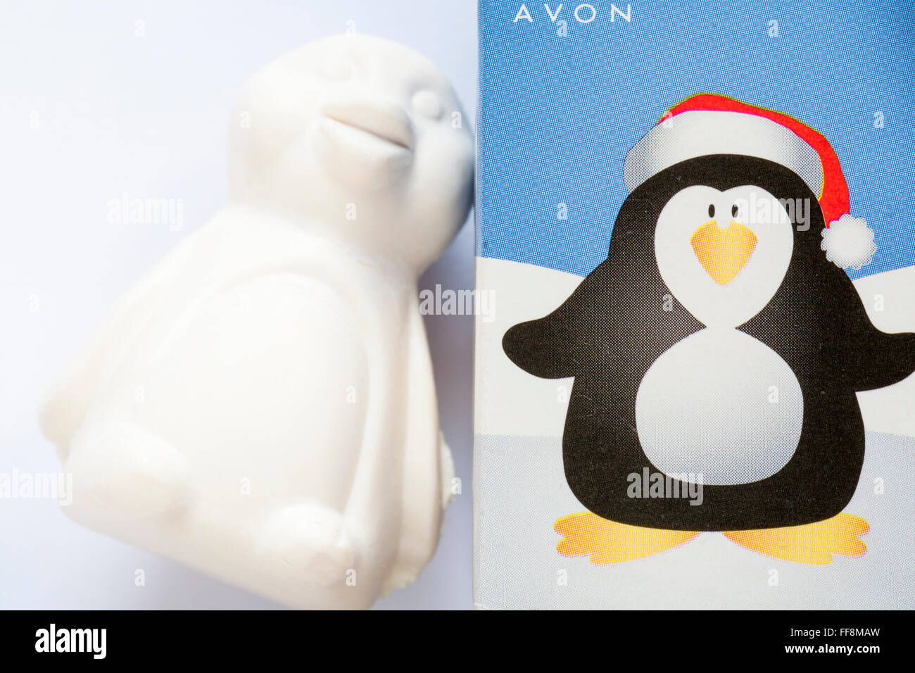 Packung mit Avon-Pinguin-Seife mit entfernter Seife auf weißem Hintergrund Stockfoto