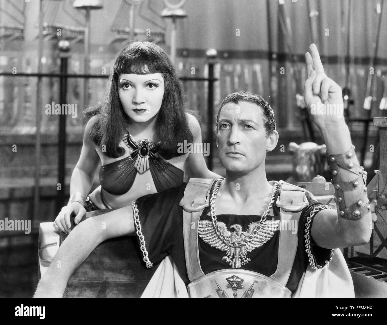 FILM CLEOPATRA, 1934. /nClaudette Colbert als Cleopatra und Warren