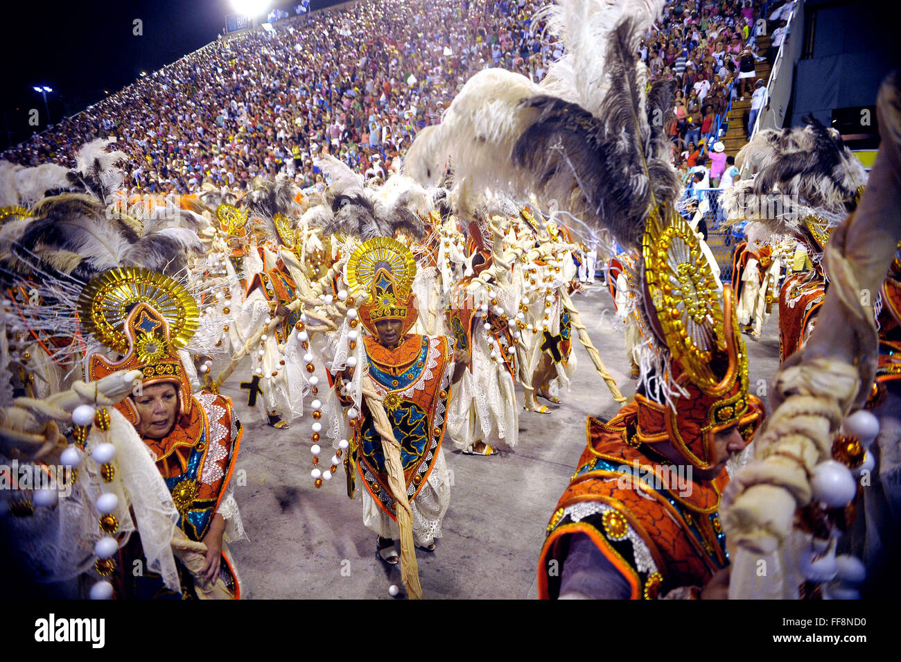 Tänzer mit der Sambaschule Vila Isabel führt im Sambadrome während der Karneval in Rio 8. Februar 2016 in Rio De Janeiro, Brasilien. Vila Isabel Parade Thema war in diesem Jahr eine Ode an Brasiliens nördlichen Bundesstaat Pernambuco, einer der am stärksten betroffen von der Zika-Virus. Stockfoto