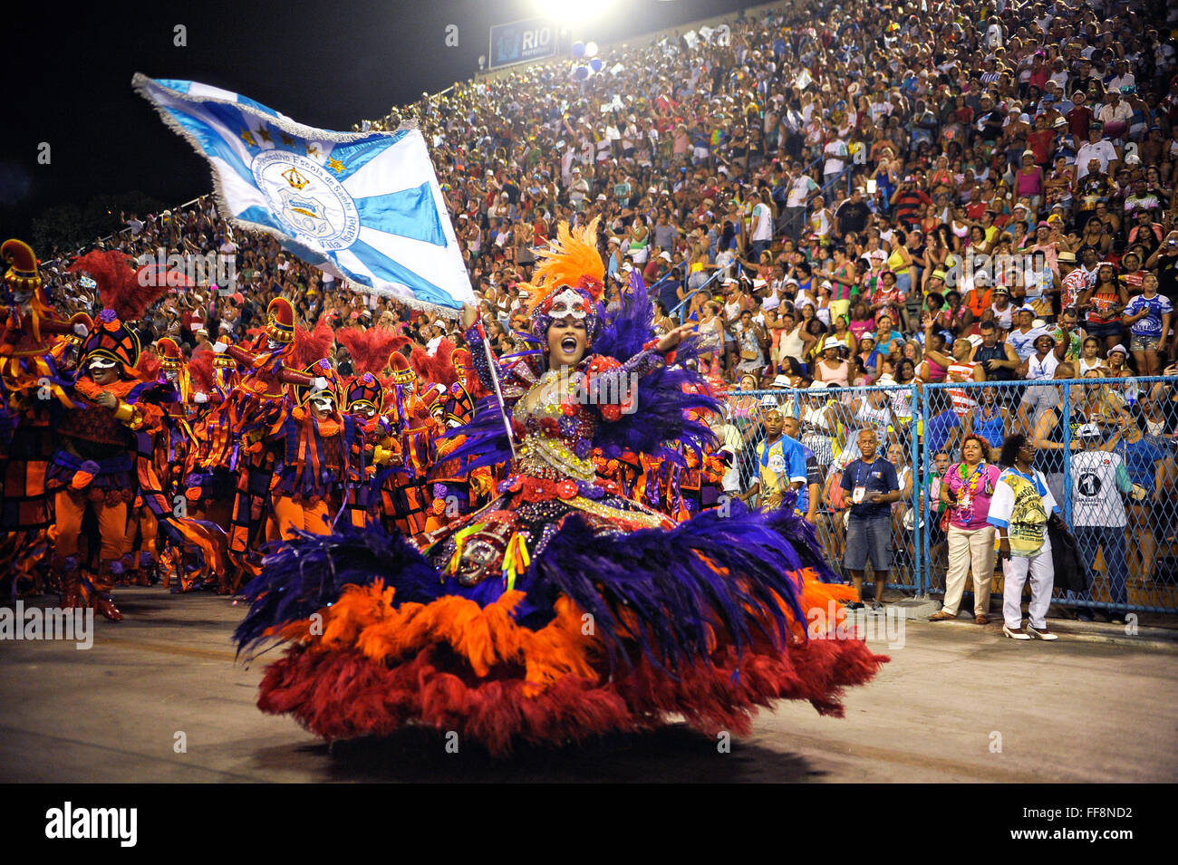 Tänzerin mit der Sambaschule Vila Isabel führt im Sambadrome während der Karneval in Rio 8. Februar 2016 in Rio De Janeiro, Brasilien. Vila Isabel Parade Thema war in diesem Jahr eine Ode an Brasiliens nördlichen Bundesstaat Pernambuco, einer der am stärksten betroffen von der Zika-Virus. Stockfoto