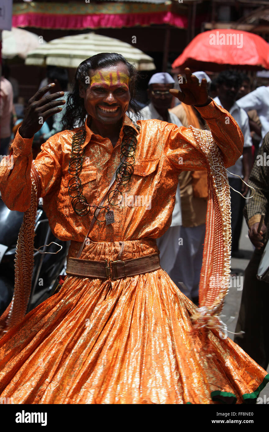 Ein Mann gekleidet in einem traditionellen Tanz Kostüm während ein religiöses Fest in Indien. Stockfoto