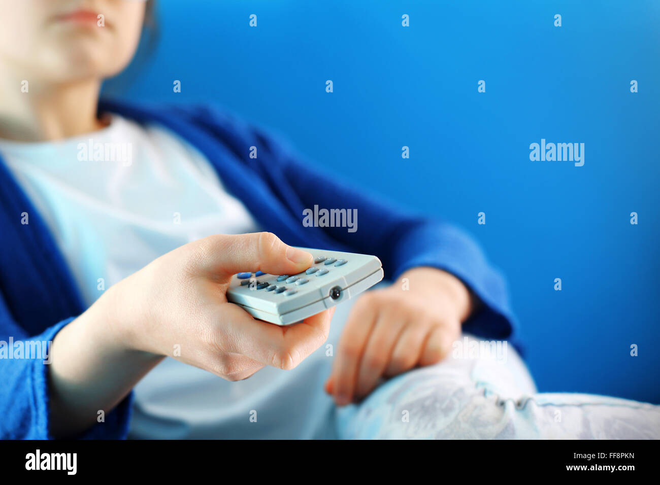 Mädchen spielen ein Videospiel, Entspannung und Unterhaltung. Kind hält eine Fernbedienung in seiner Hand-Videospiel Stockfoto