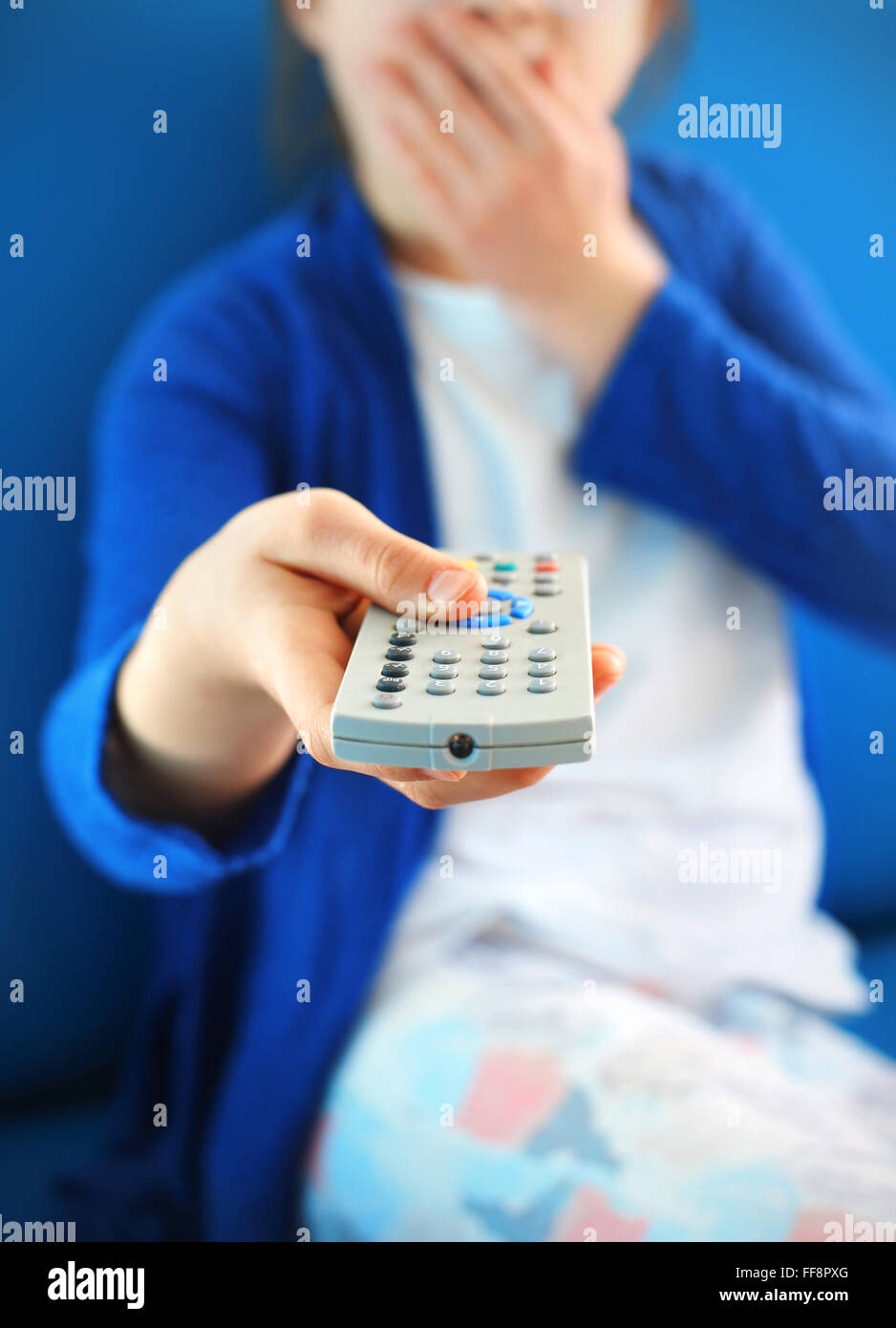 Mädchen spielen ein Videospiel, Entspannung und Unterhaltung. Kind hält eine Fernbedienung in seiner Hand-Videospiel Stockfoto