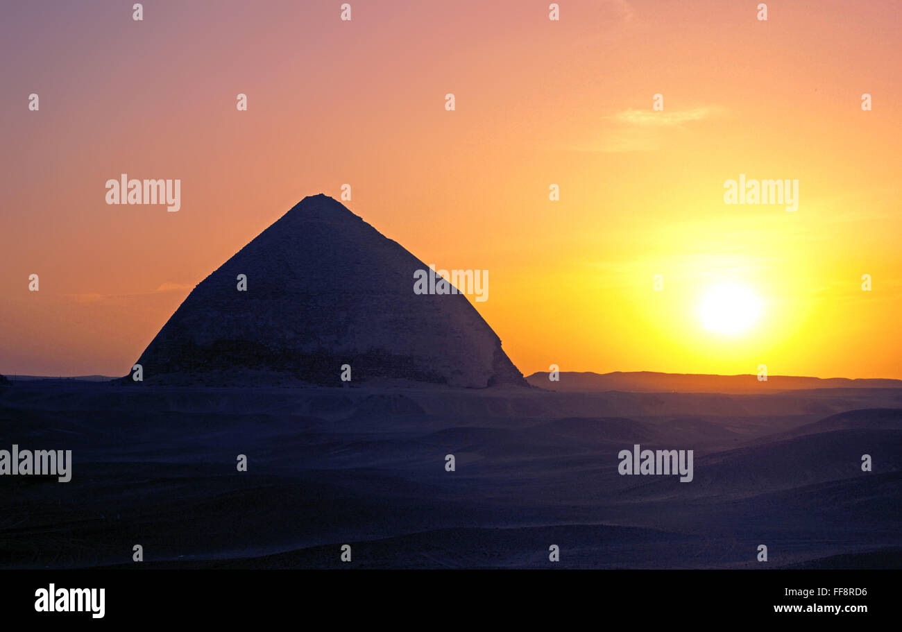 Die Bent-Pyramide bei Sonnenuntergang - 26. Jahrhundert BC, Dashur, Ägypten, Afrika Stockfoto