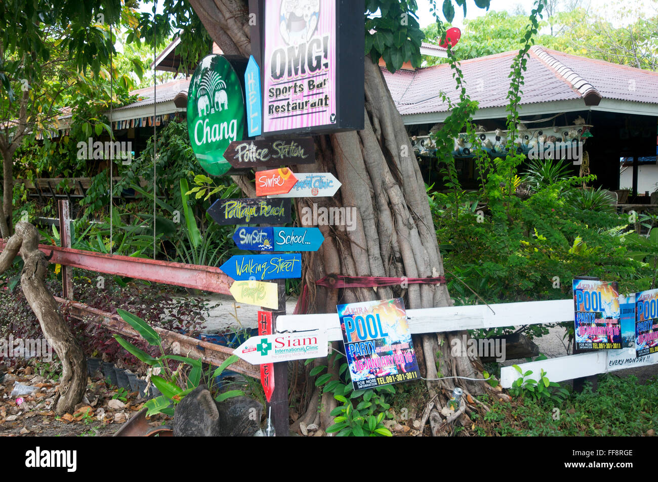 mehrere, viele, viele Zeichen in verschiedenen Speicherorten auf Koh Lipe. Stockfoto