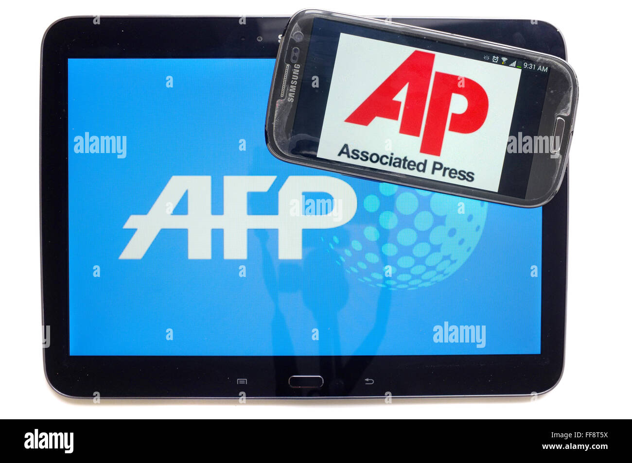 Das AP-Logo auf einem Smartphonebildschirm auf einem Tablet mit dem AFP-Logo auf weißem Hintergrund fotografiert. Stockfoto
