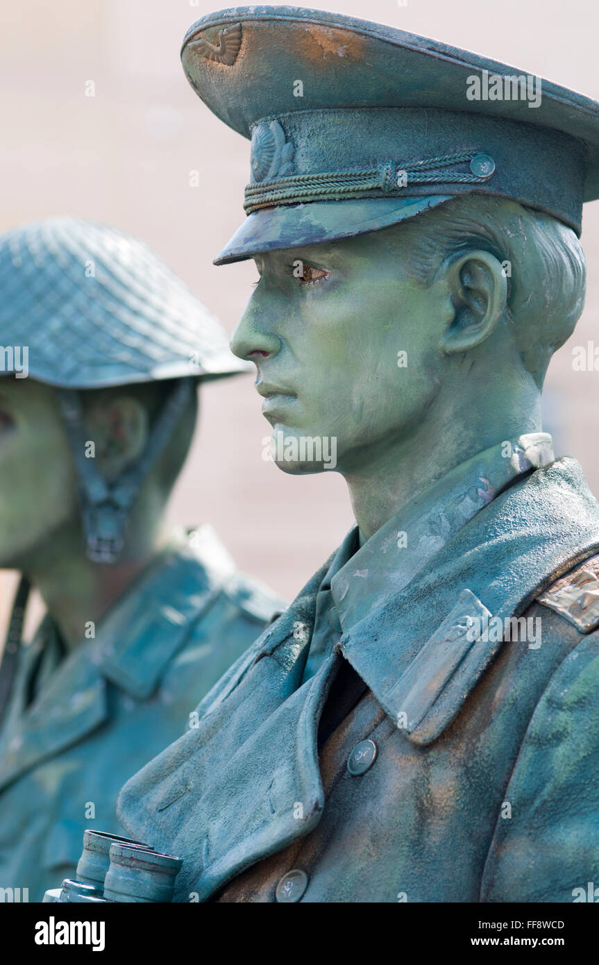Mann verkleidet in der NVA (DDR Völker Armee) einheitliche Arbeit als eine "lebende Statue" in Berlin, Deutschland Stockfoto