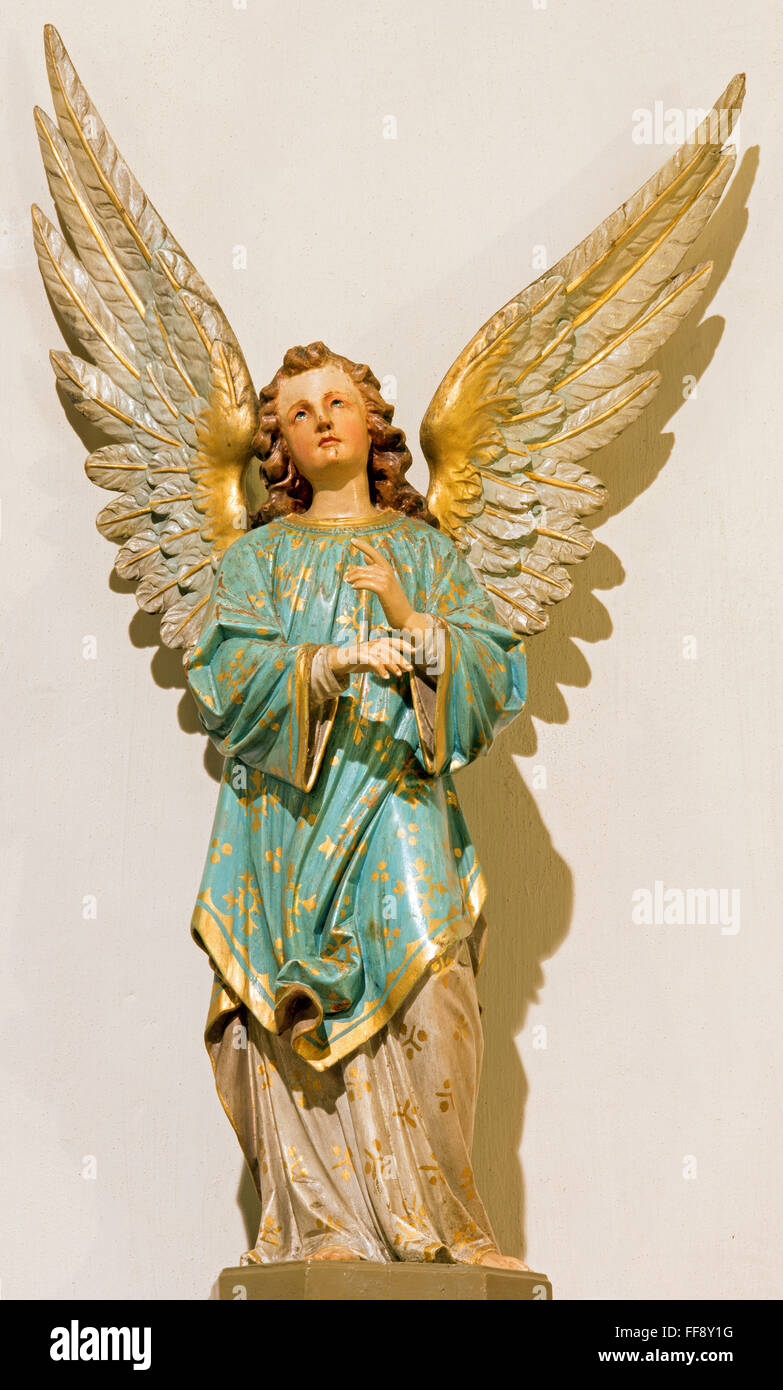 BANSKA STIAVNICA, Slowakei - 5. Februar 2015: Die geschnitzte polychrome Statue von Engel im st. Elisabeth-Kirche aus dem 19. Jhdt. Stockfoto