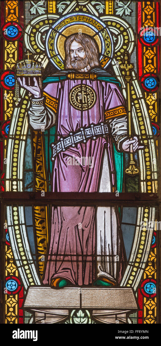 BANSKA STIAVNICA, Slowakei - 5. Februar 2015: Die St. Stephen König von Ungarn auf der Stainedglass in der st. Elisabeth Kirche. Stockfoto