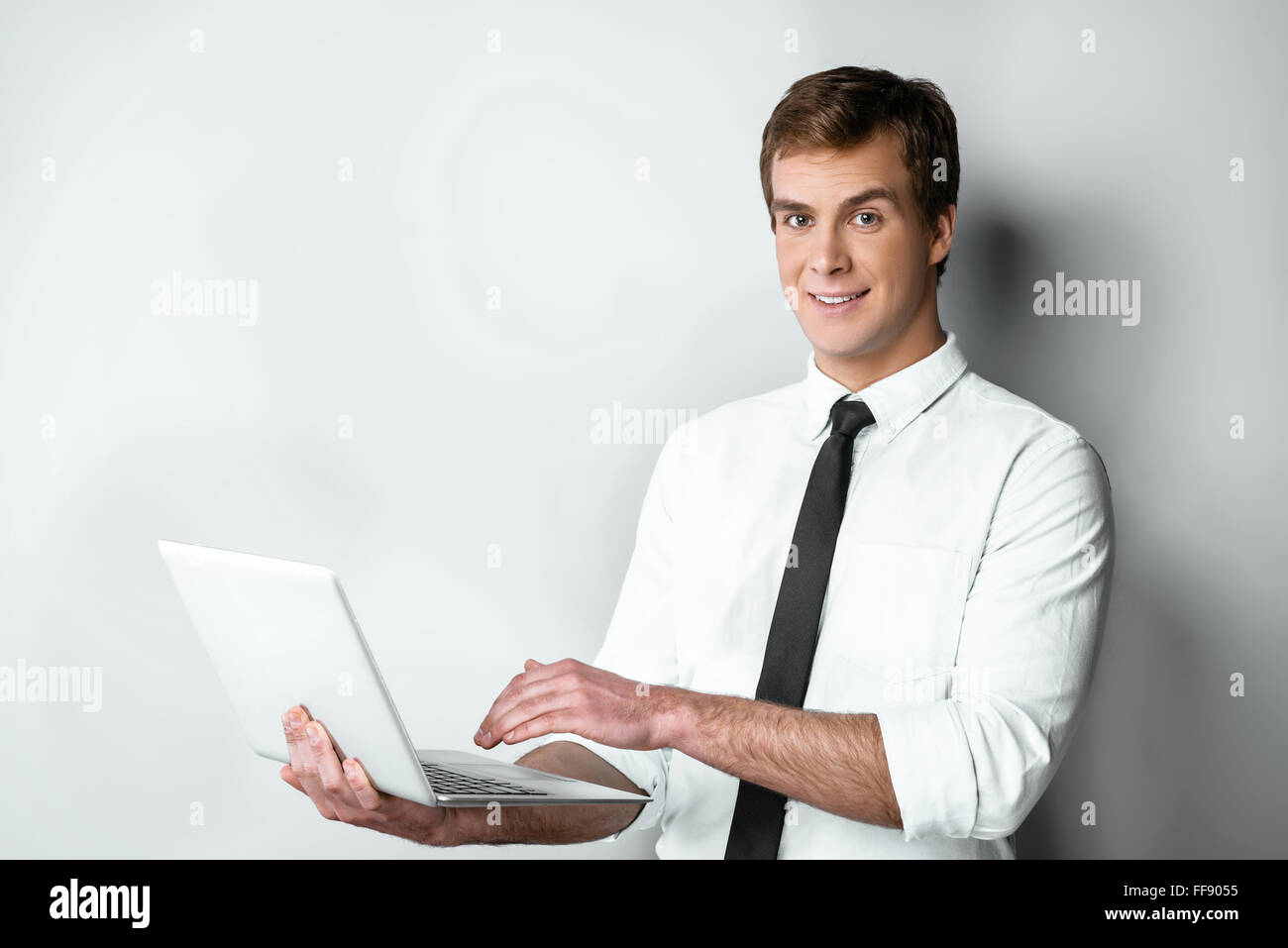 Schönes Konzept für junge hübsche Geschäftsmann Stockfoto