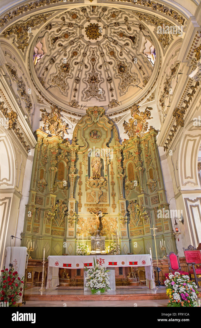 MALAGA, Spanien - 31. Mai 2015: Das Presbyterium und der Hauptaltar mit der Statue des Heiligen Jakobus der Apostel von José Navas Parejo (1939) Stockfoto