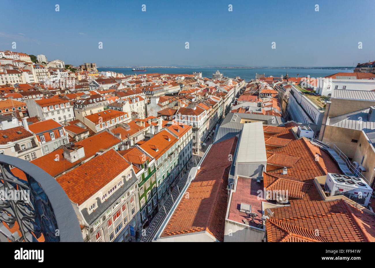 Blick auf Rua Aurea und der Pombaline Innenstadt von Lissabon von der oberen Ebene Terrasse Santa nur heben, Lissabon, Portugal Stockfoto