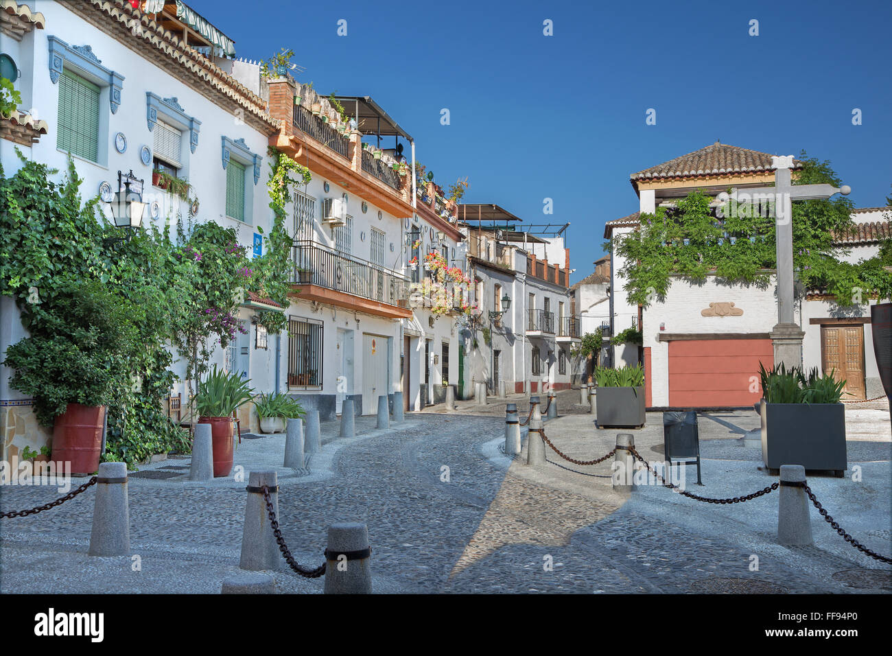 Spanien, Granada - wenig Platz und Straße Calle Principal de San Bartolome im Albazyin Bezirk. Stockfoto
